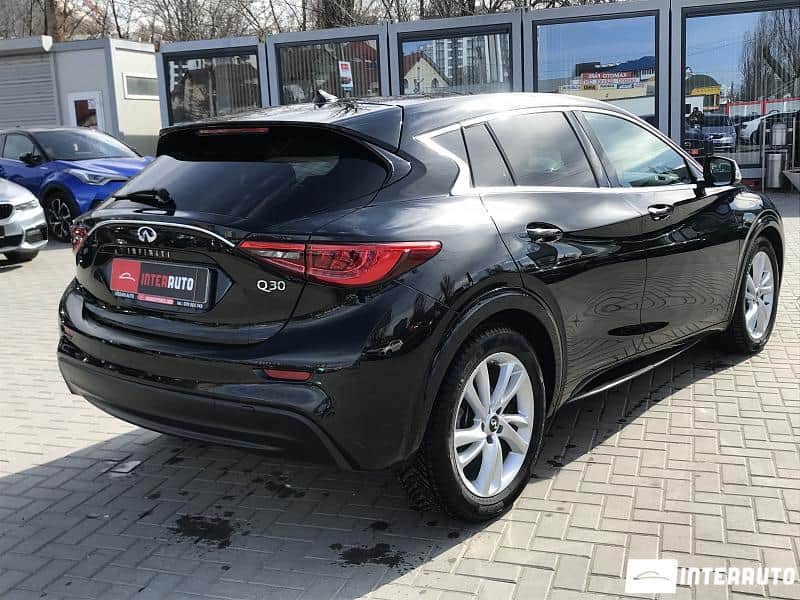 Infiniti Q30 3