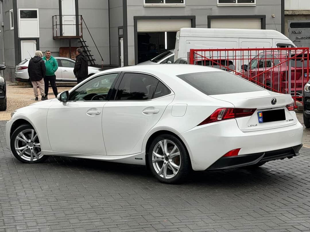 Lexus IS 300h 3