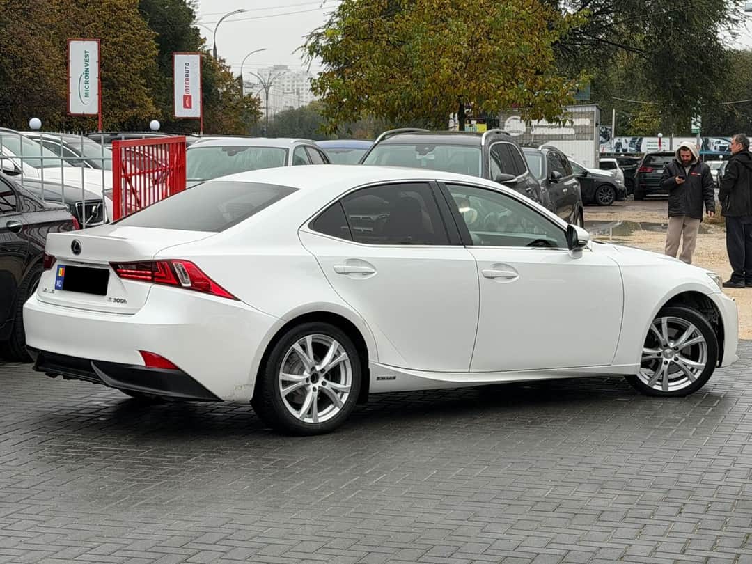 Lexus IS 300h 4