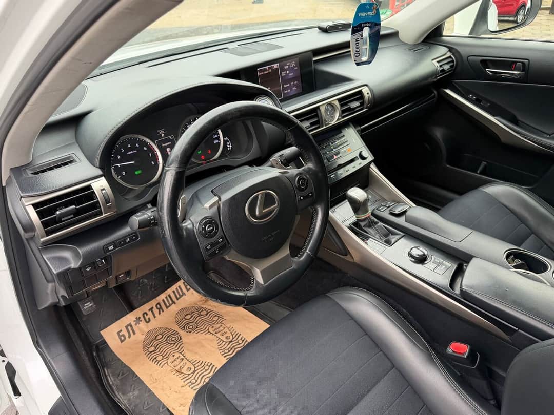 Lexus IS 300h 5