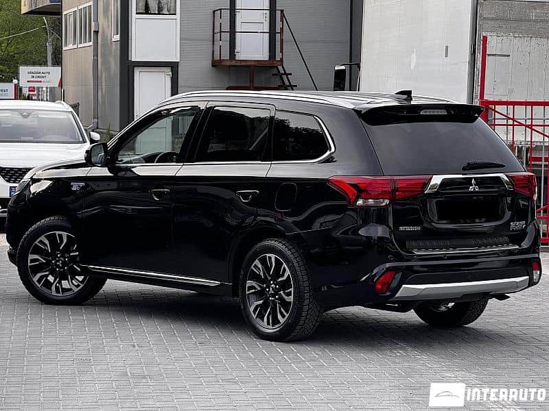 Mitsubishi Outlander 4