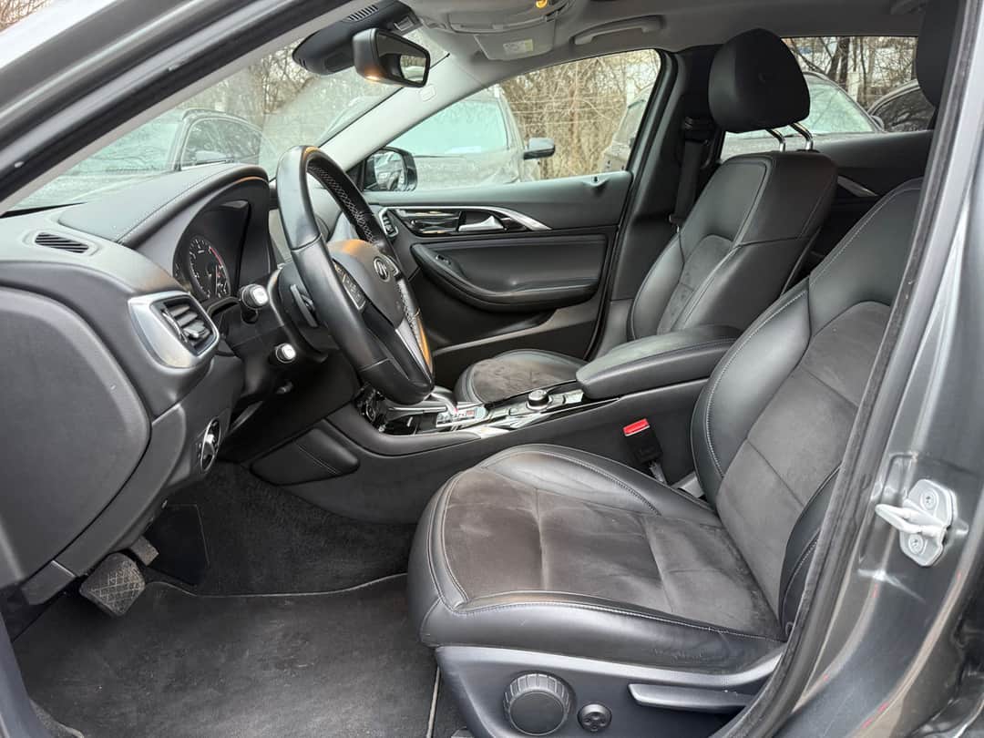Infiniti Q30 5