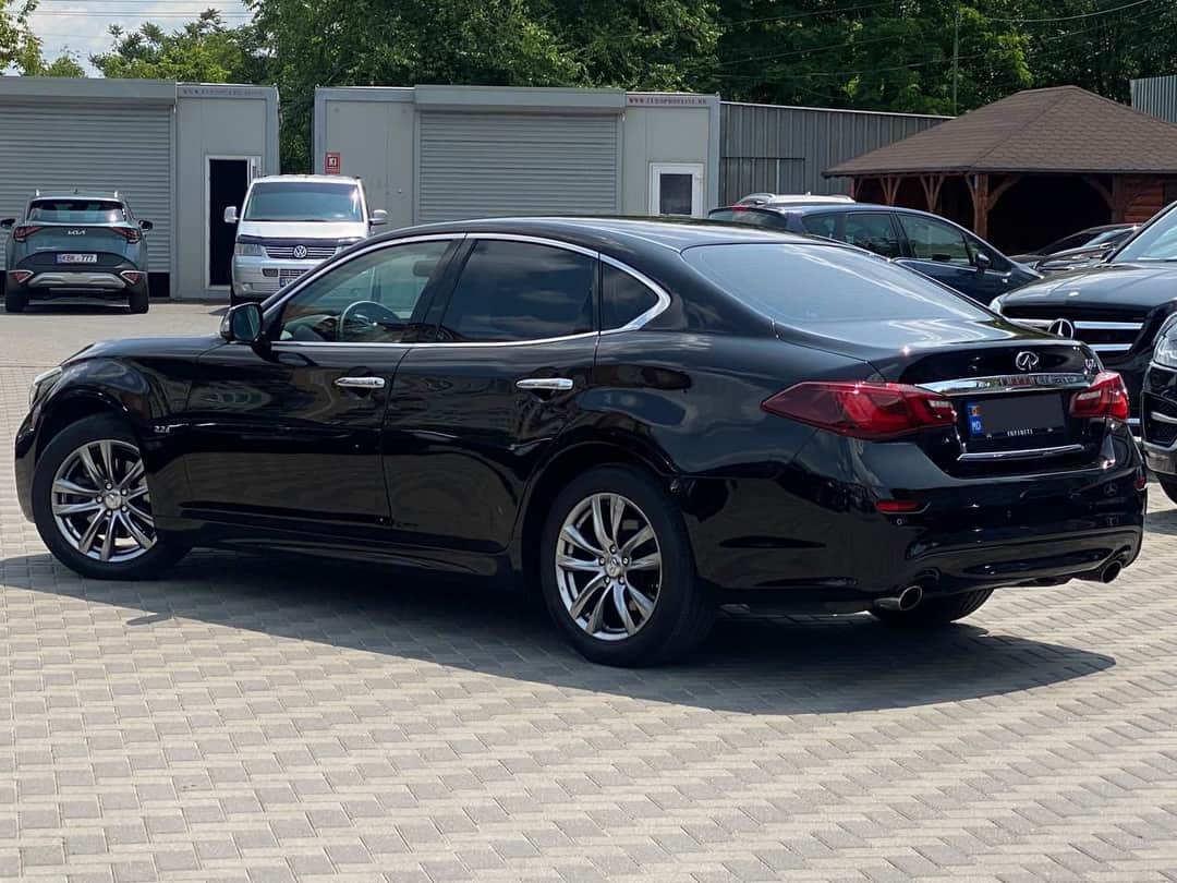 Infiniti Q70 2