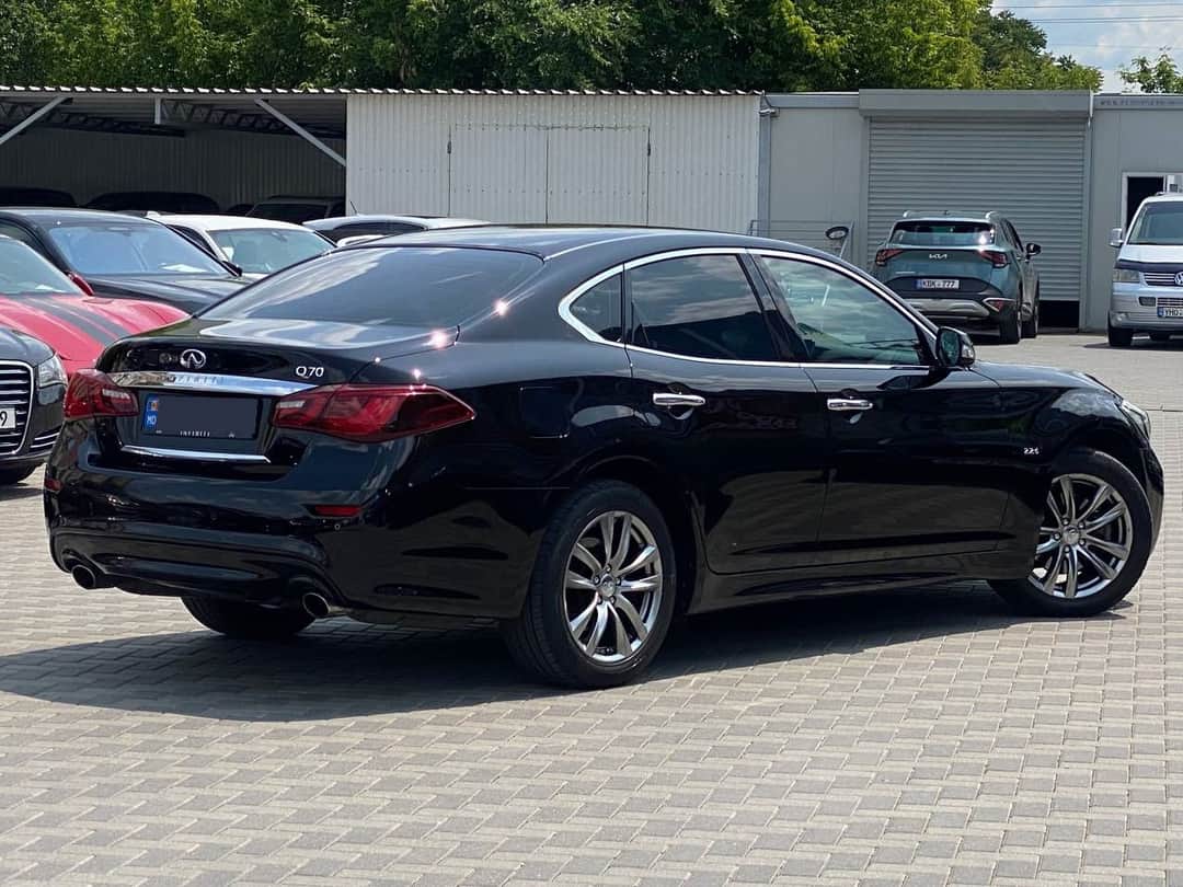 Infiniti Q70 4