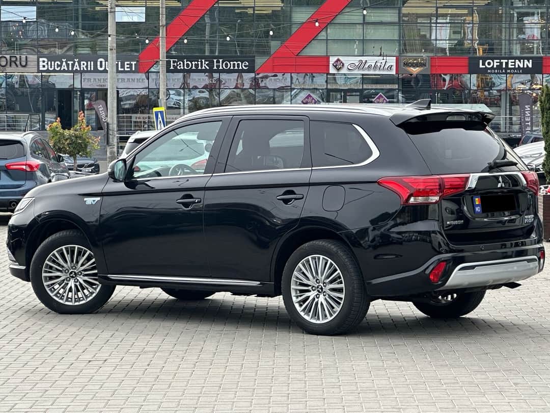 Mitsubishi Outlander 4