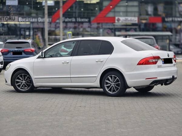 2014 Skoda Superb — Miniatură 4