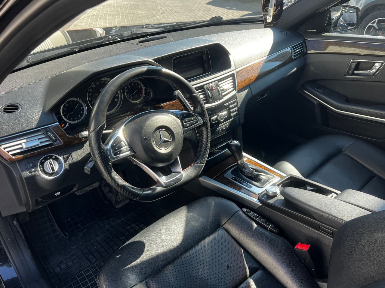 Mercedes E 200 2011 — Миниатюра 7