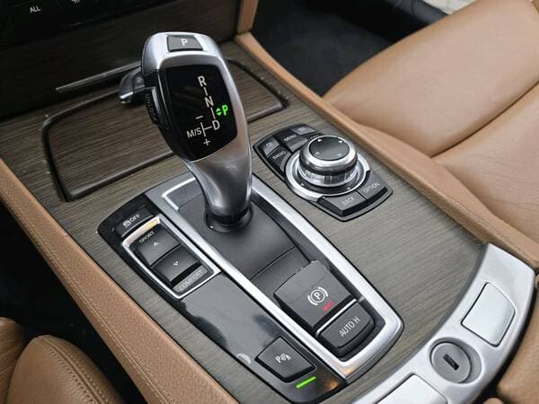 BMW 740 2010 — Миниатюра 13