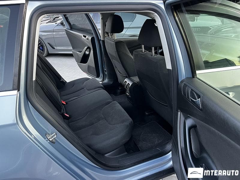 2010 Volkswagen Passat — Miniatură 16