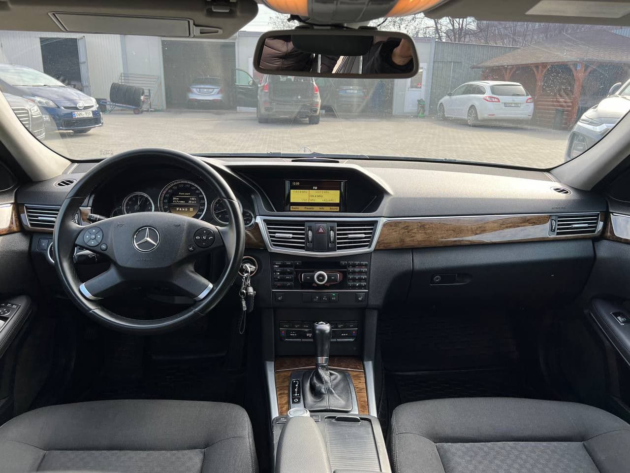 Mercedes E 200 2011 — Миниатюра 8