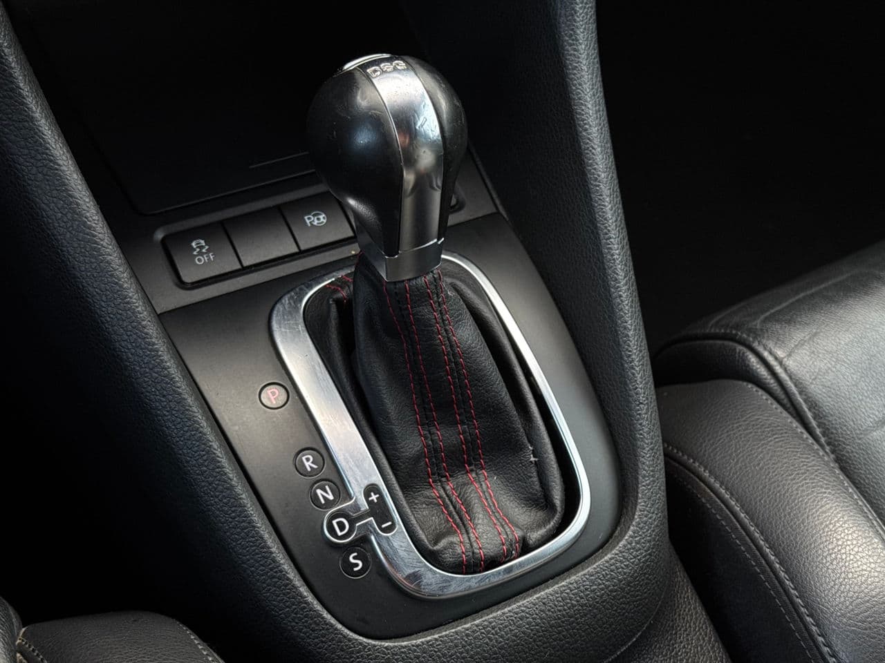 Volkswagen Golf GTI 2010 — Миниатюра 12