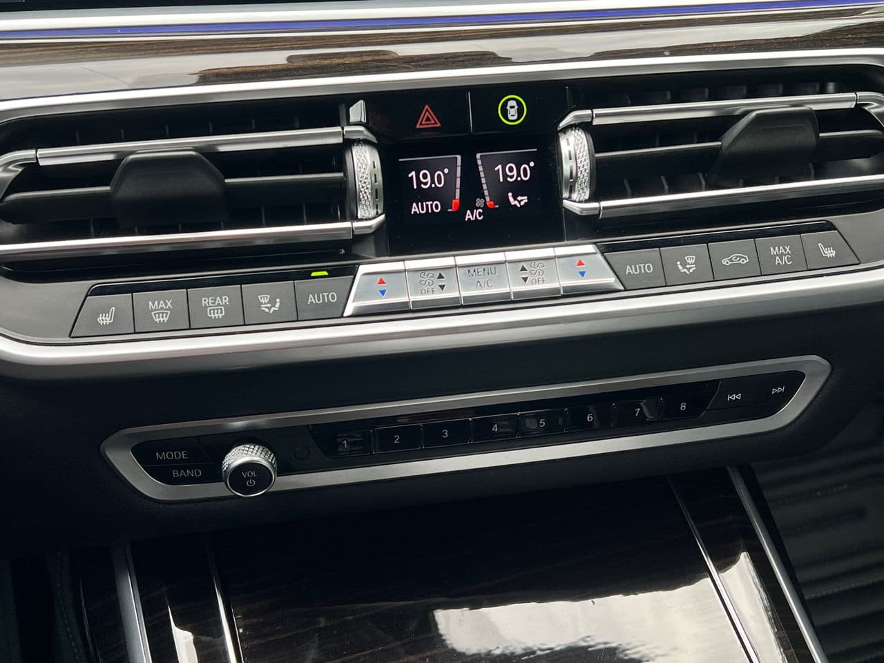 BMW X7 5.0i 2019 — Миниатюра 17