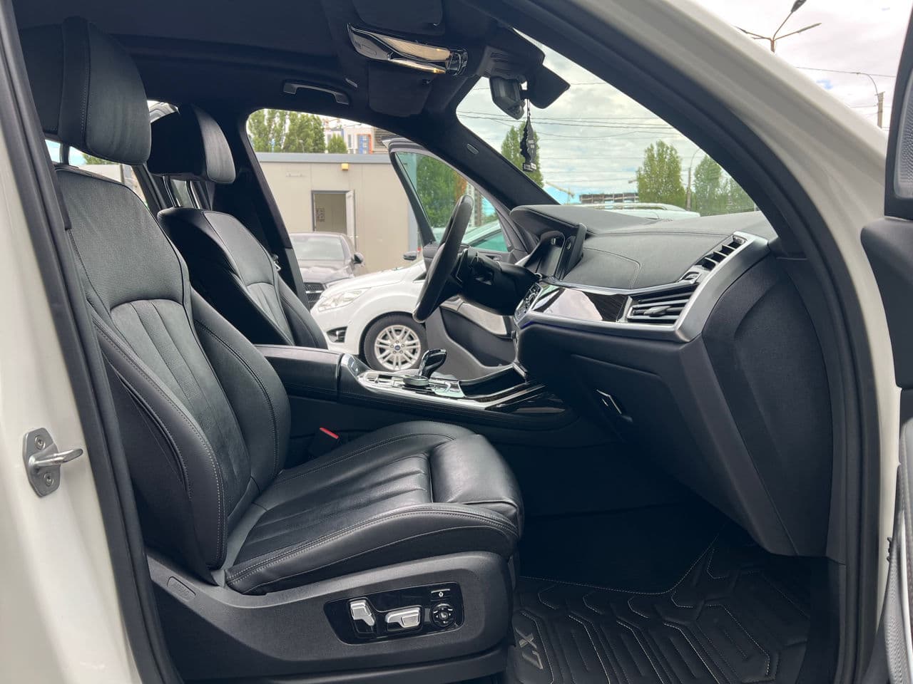 BMW X7 5.0i 2019 — Миниатюра 19