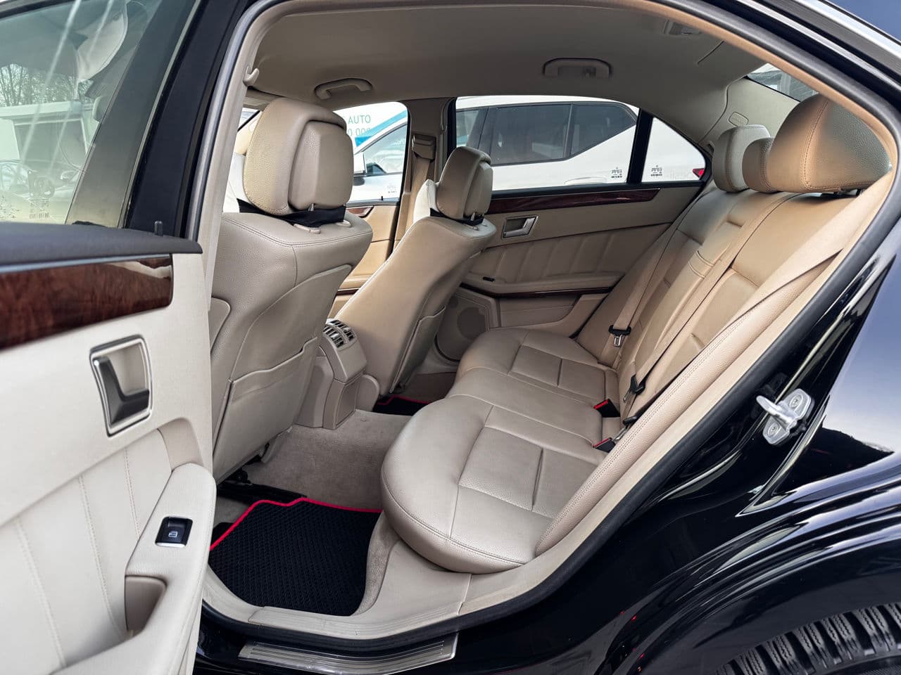 Mercedes E 200 2011 — Миниатюра 7