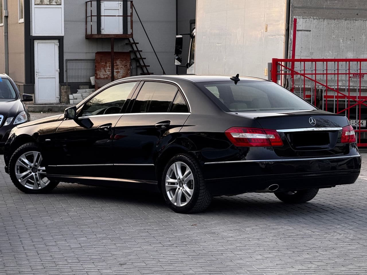 Mercedes E 200 2011 — Миниатюра 2