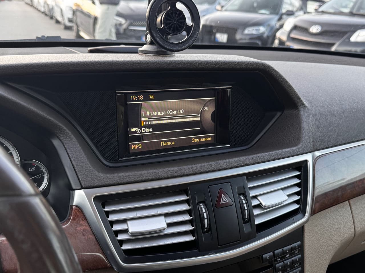 Mercedes E 200 2011 — Миниатюра 12