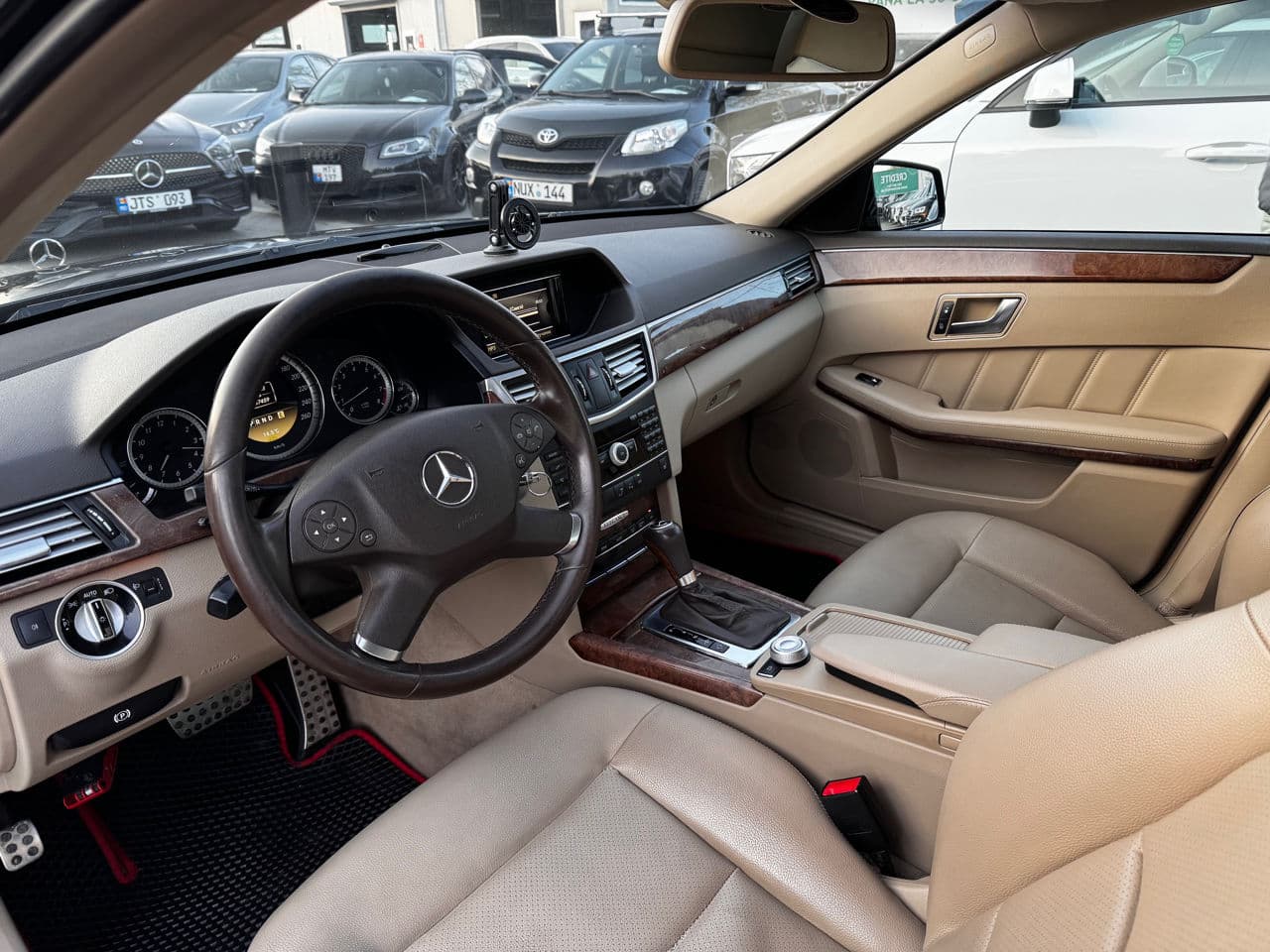 Mercedes E 200 2011 — Миниатюра 5
