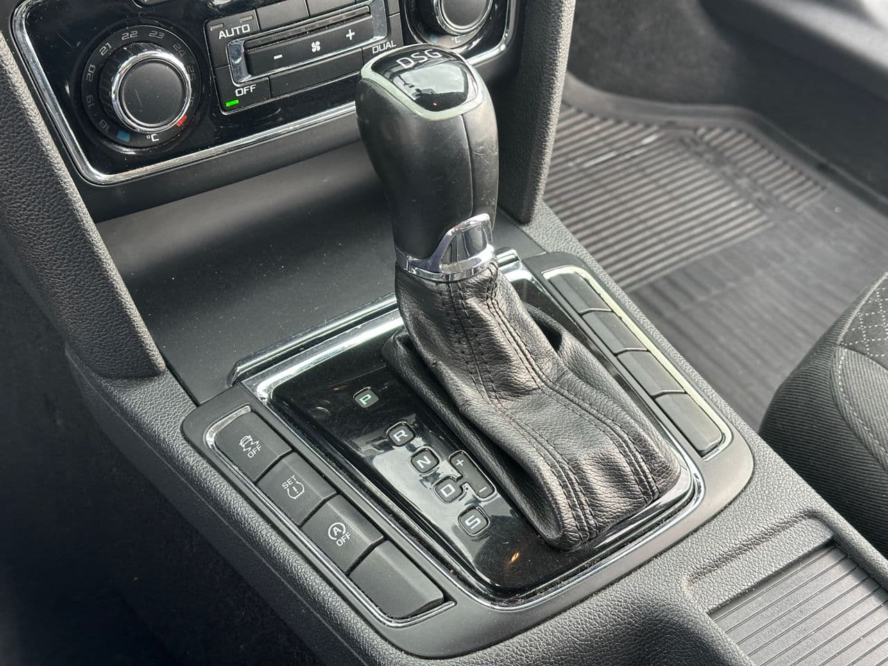 2014 Skoda Superb — Miniatură 11