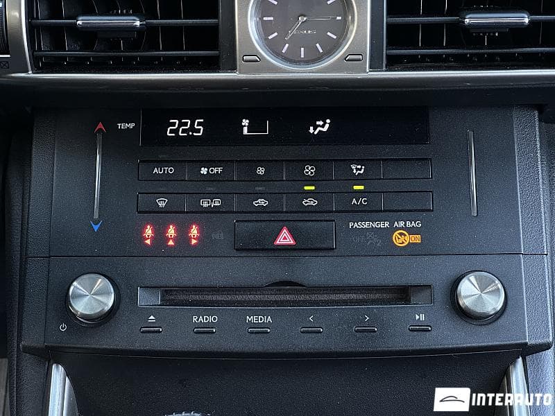 2015 Lexus IS 300h — Miniatură 11