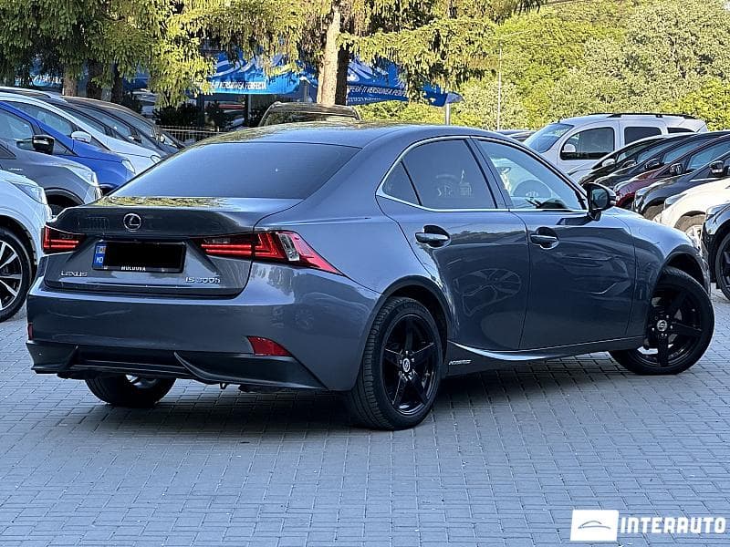 2015 Lexus IS 300h — Miniatură 3