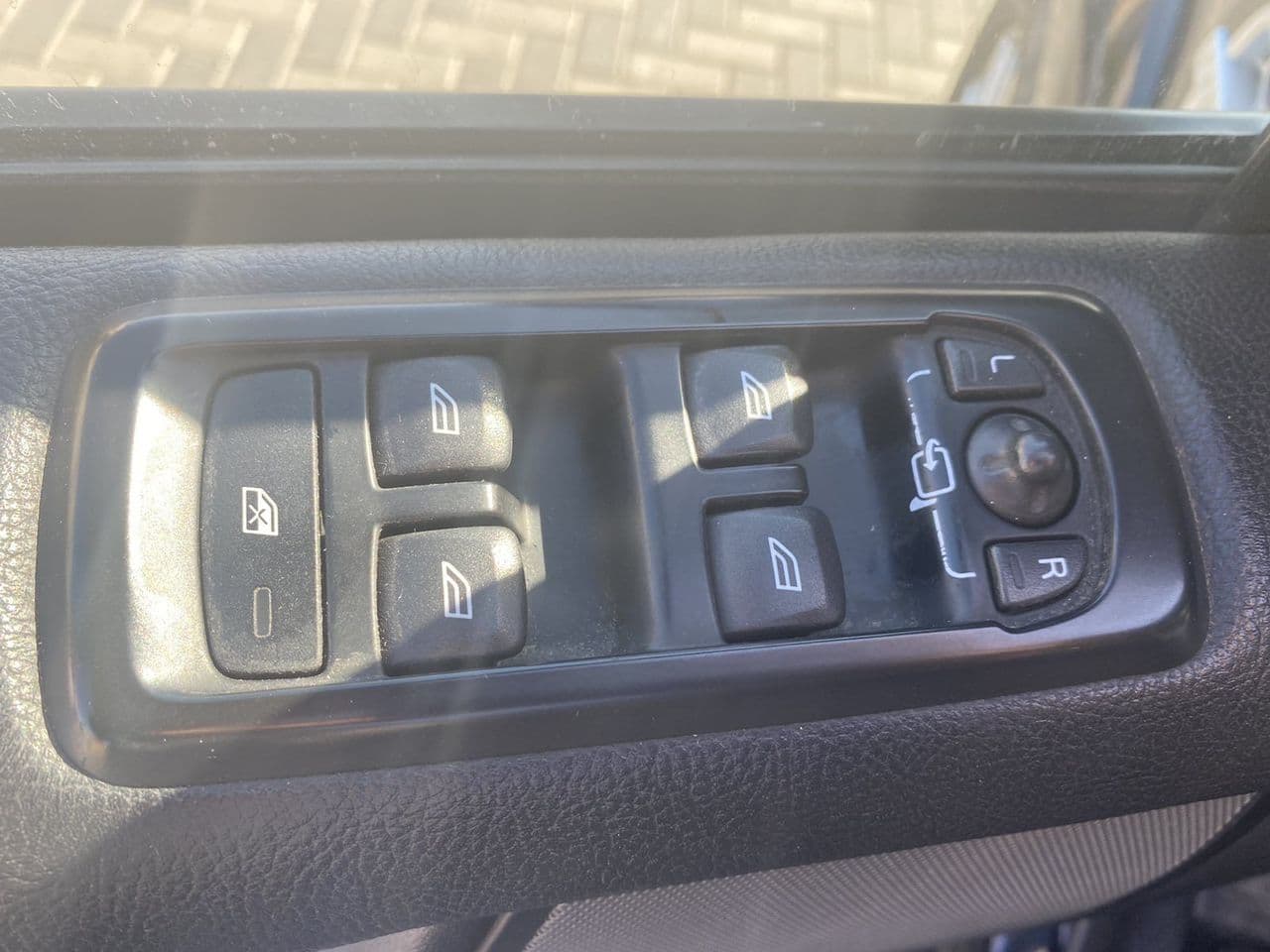 Land Rover Discovery 2011 — Миниатюра 16