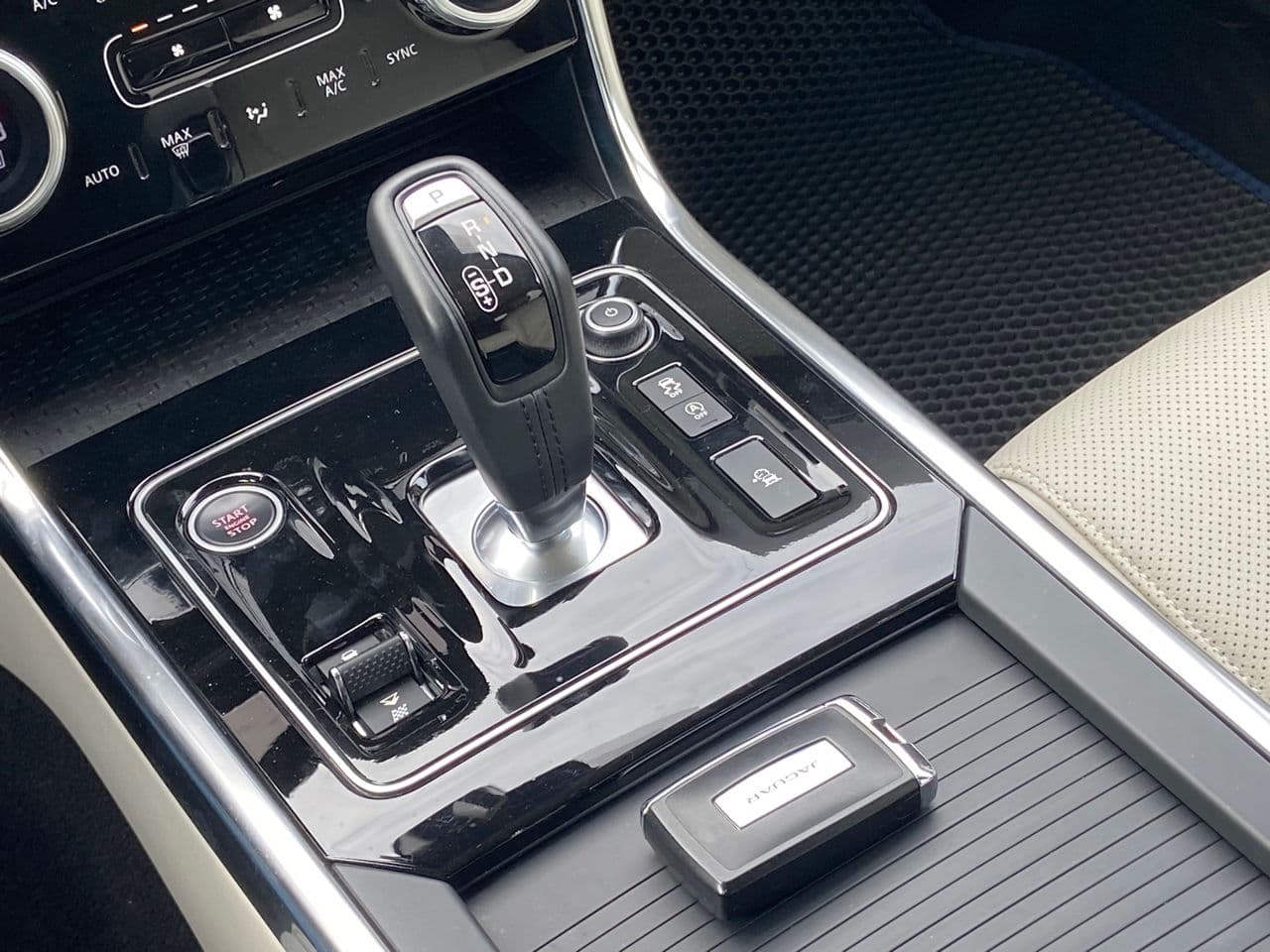 Jaguar XE 2020 — Миниатюра 14
