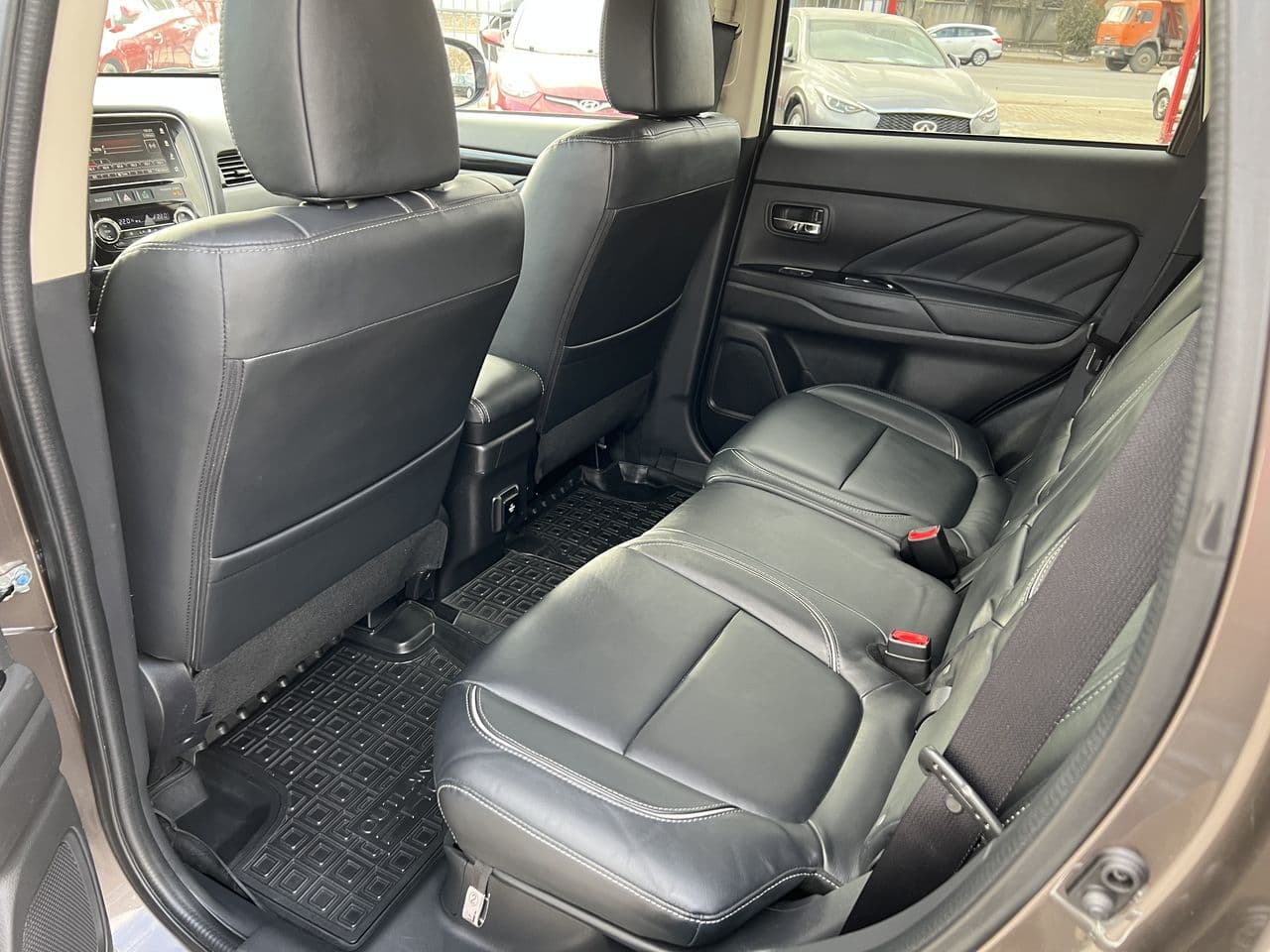 Mitsubishi Outlander 2018 — Миниатюра 16