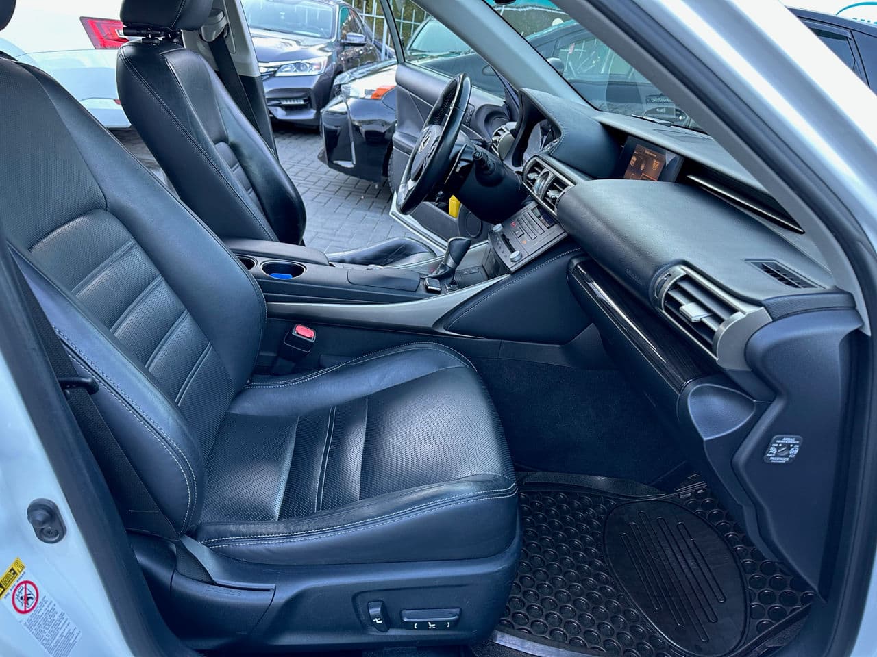 Lexus IS 300h 2014 — Миниатюра 16