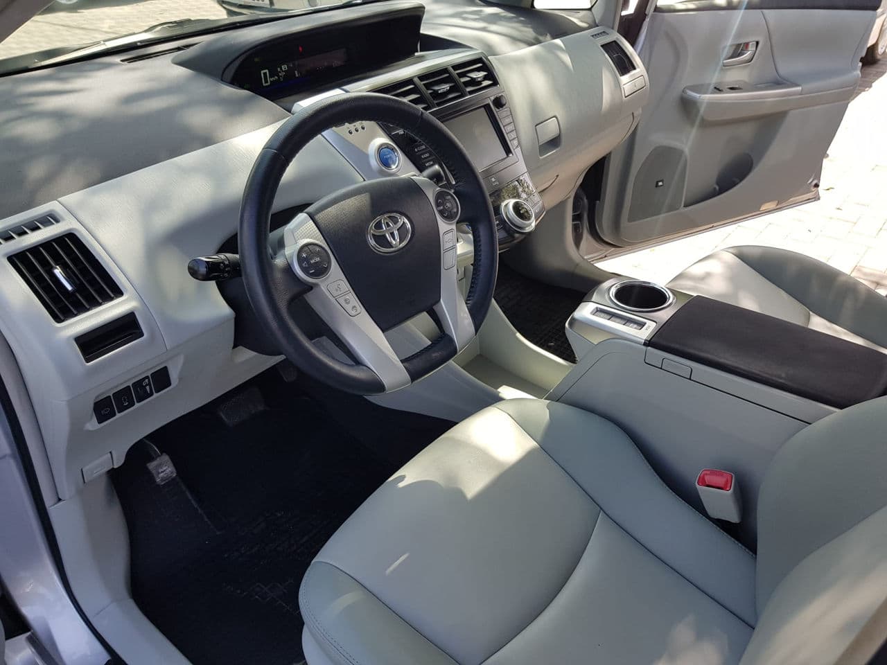 Toyota Prius Plus / V 2014 — Миниатюра 9