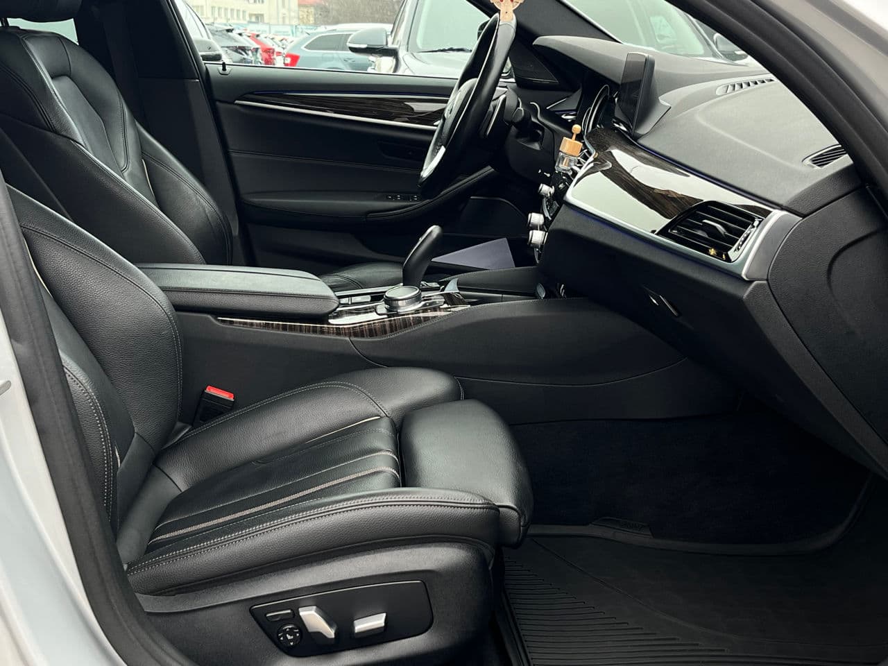 BMW 530e 2018 — Миниатюра 16