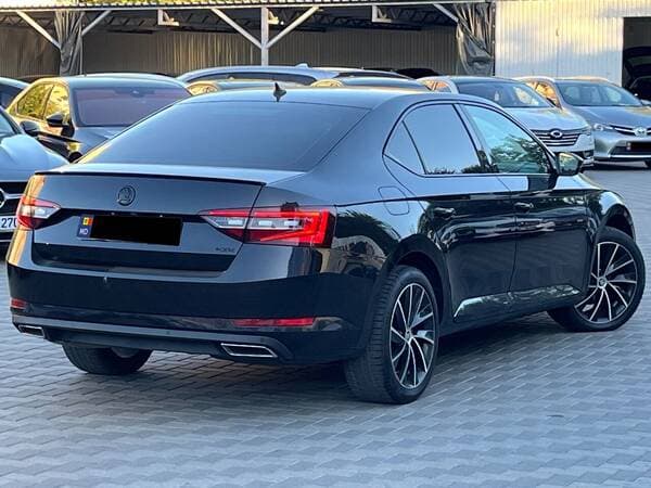 2018 Skoda Superb — Miniatură 3