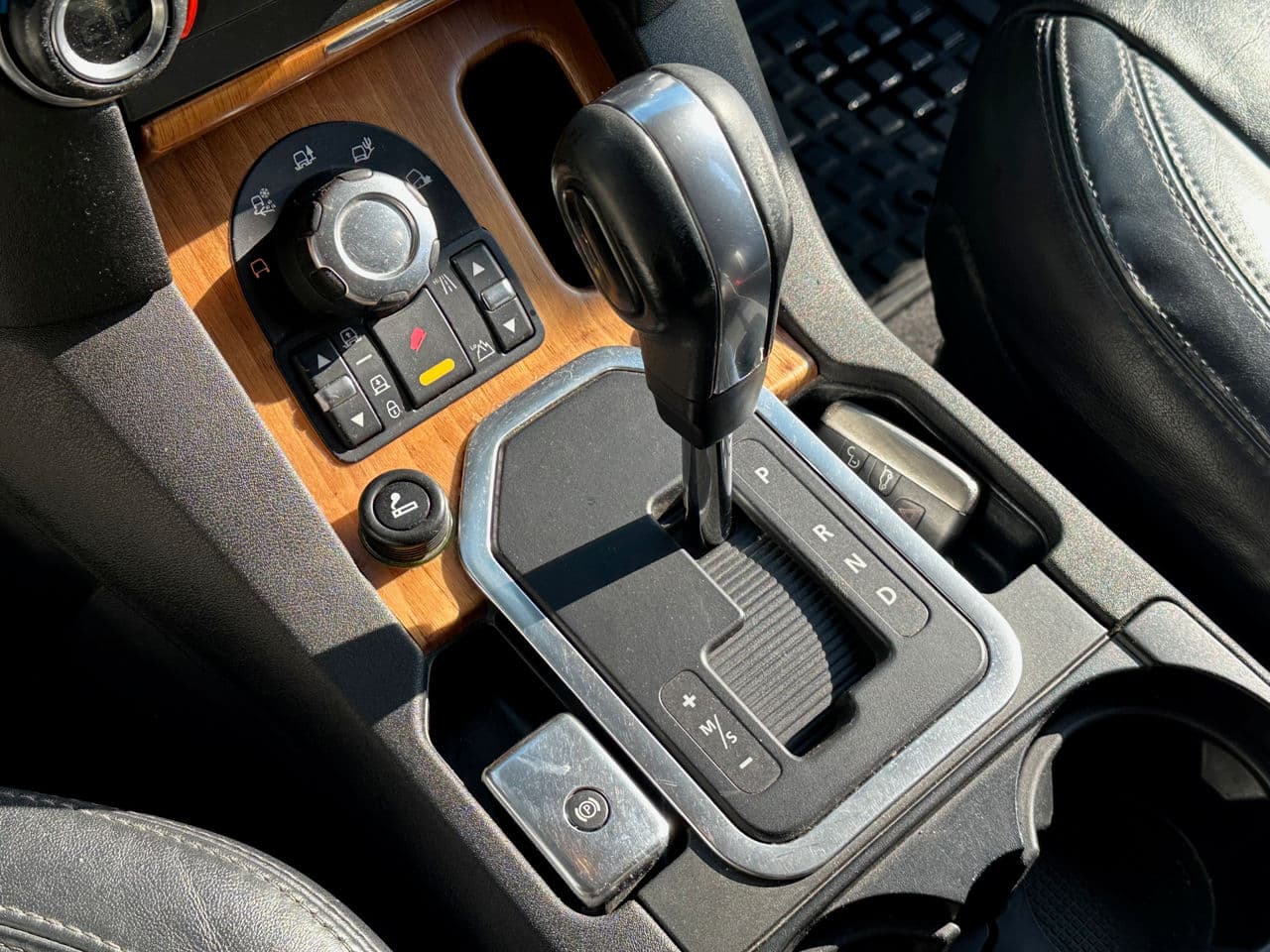 Land Rover Discovery 2012 — Миниатюра 10