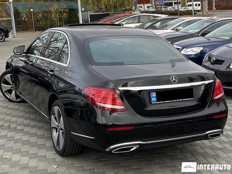 2017 Mercedes E 220 — Miniatură 4