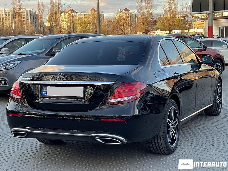 2017 Mercedes E 220 — Miniatură 3