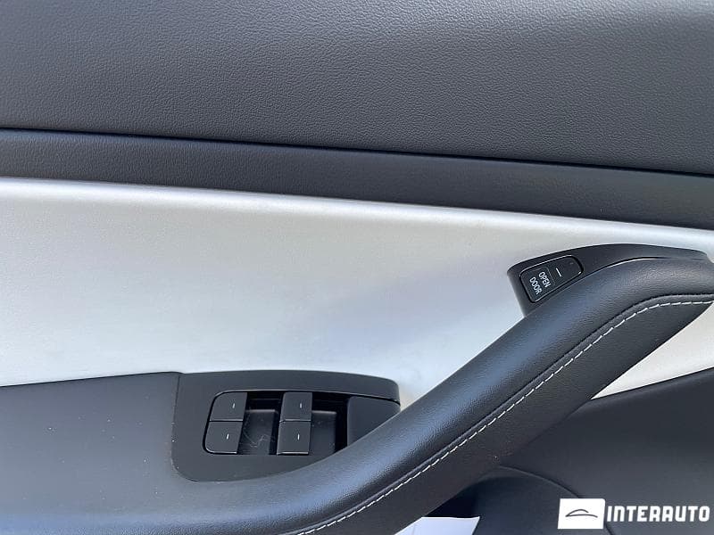 Tesla Model 3 2020 — Миниатюра 8