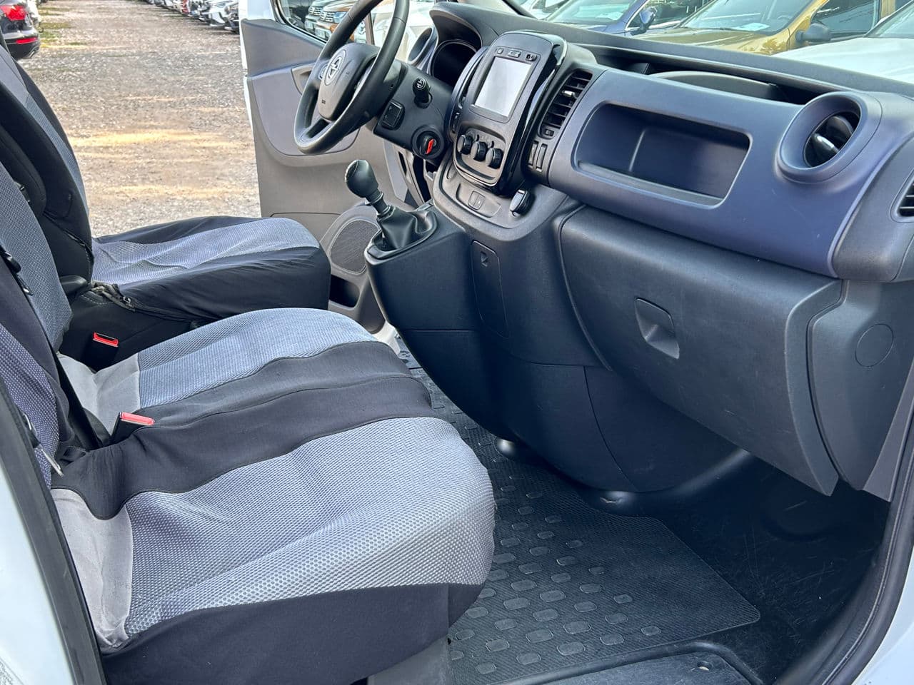 Opel Vivaro 2016 — Миниатюра 11