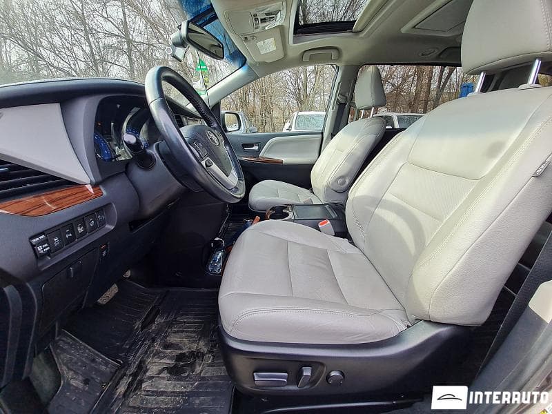 2017 Toyota Sienna — Miniatură 5