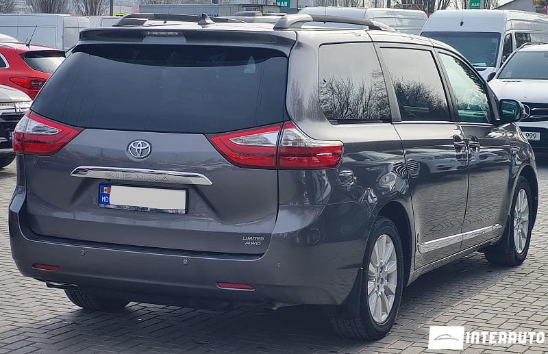 2017 Toyota Sienna — Miniatură 4