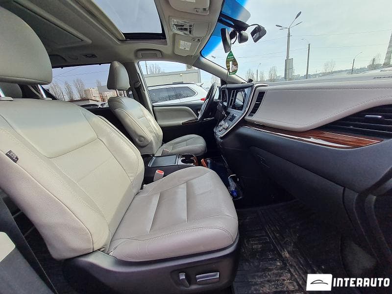 2017 Toyota Sienna — Miniatură 7
