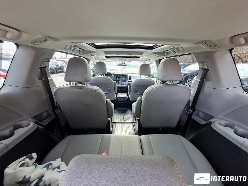 2017 Toyota Sienna — Miniatură 12