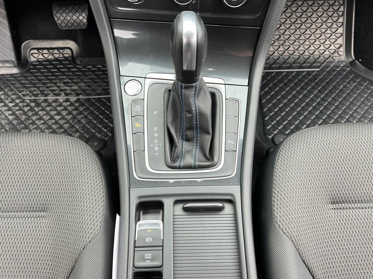 Volkswagen e-Golf 2020 — Миниатюра 13