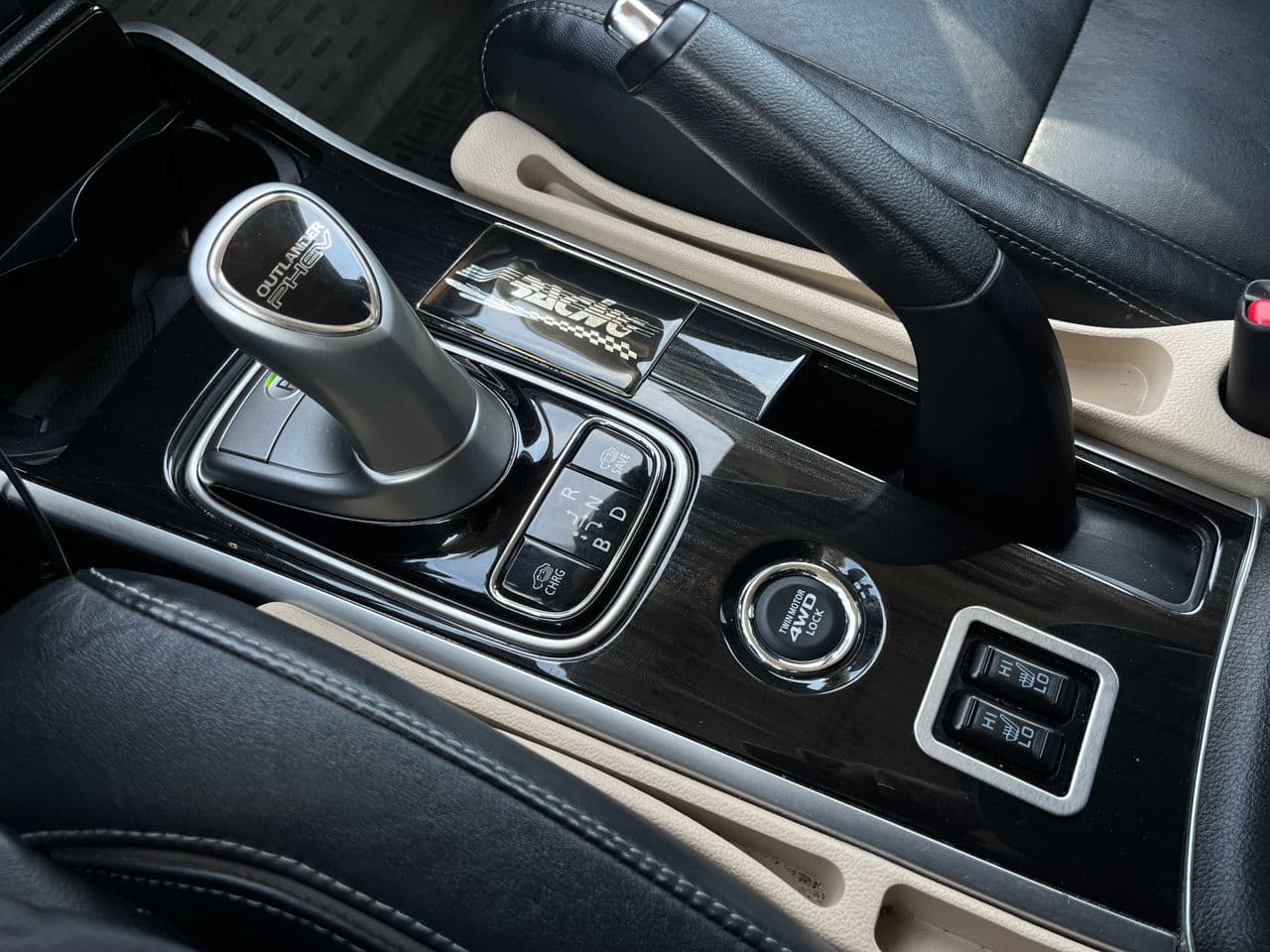 Mitsubishi Outlander 2016 — Миниатюра 15