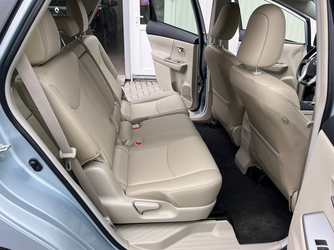 Toyota Prius Plus / V 2012 — Миниатюра 17