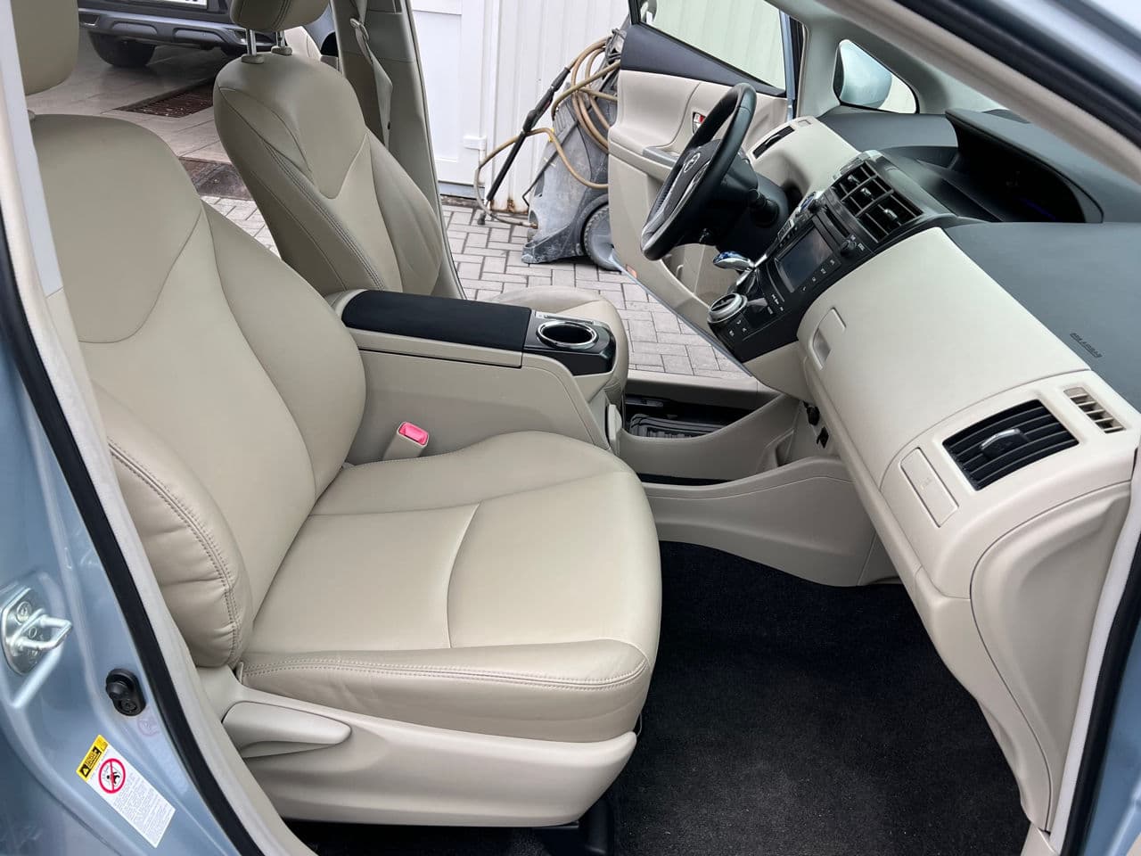 Toyota Prius Plus / V 2012 — Миниатюра 5