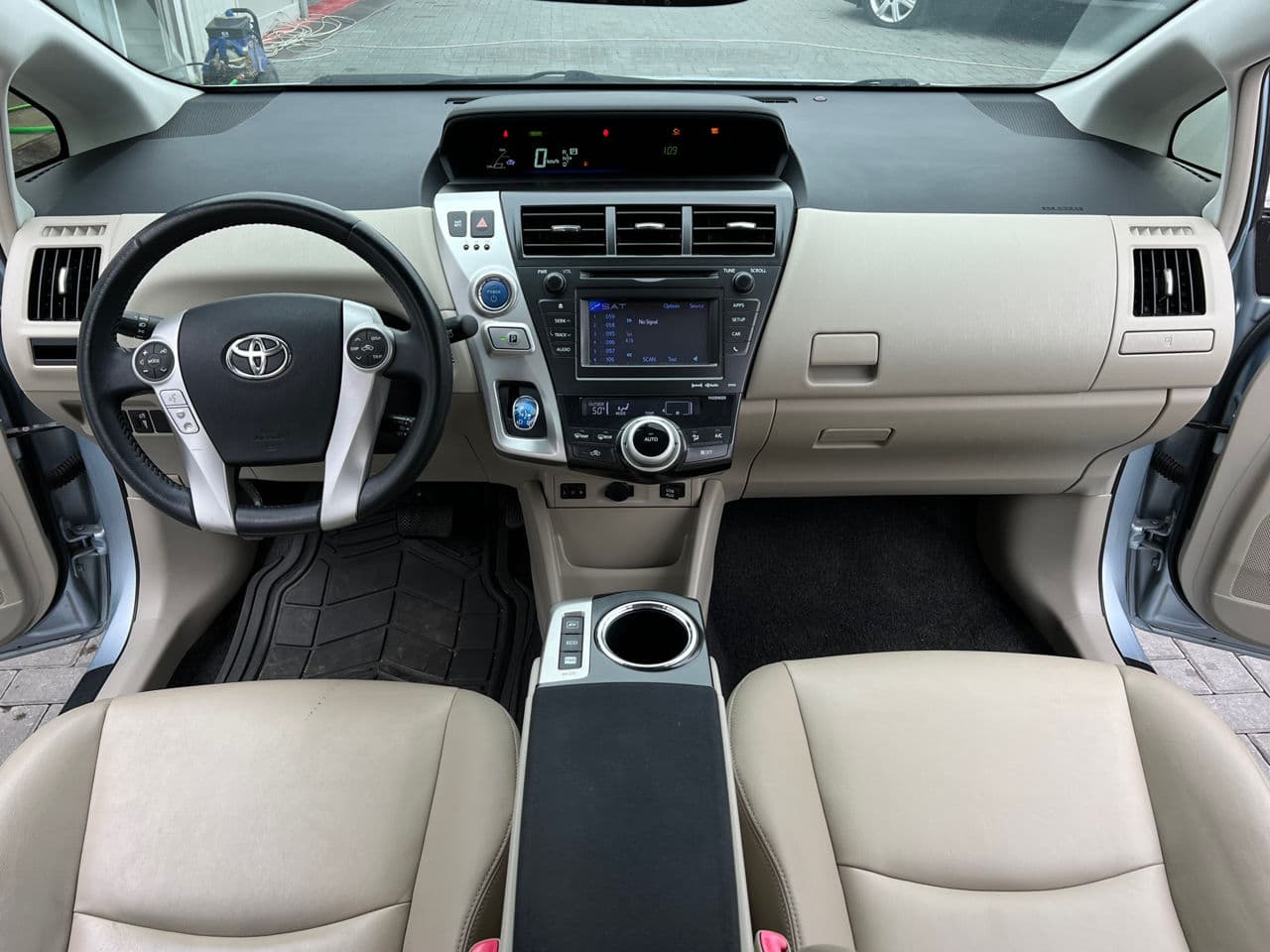 Toyota Prius Plus / V 2012 — Миниатюра 7
