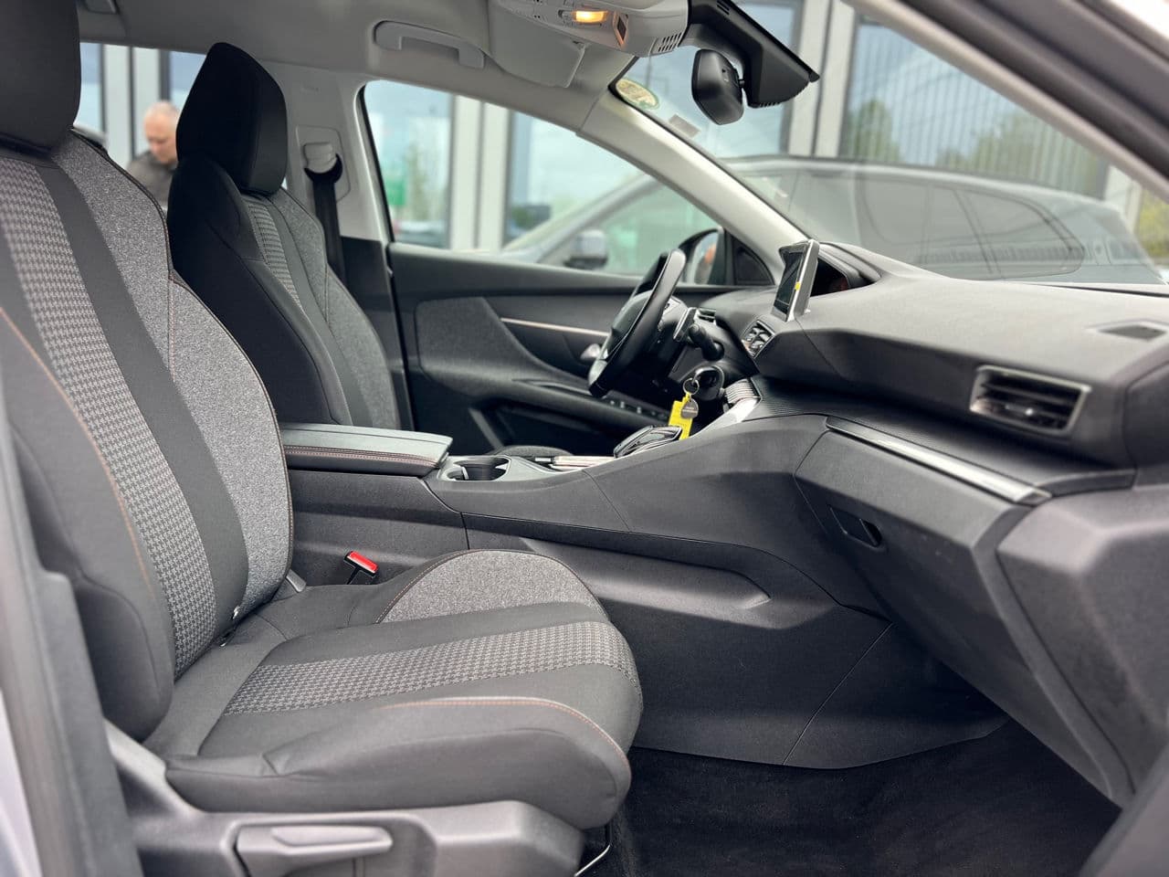 Peugeot 3008 2018 — Миниатюра 18