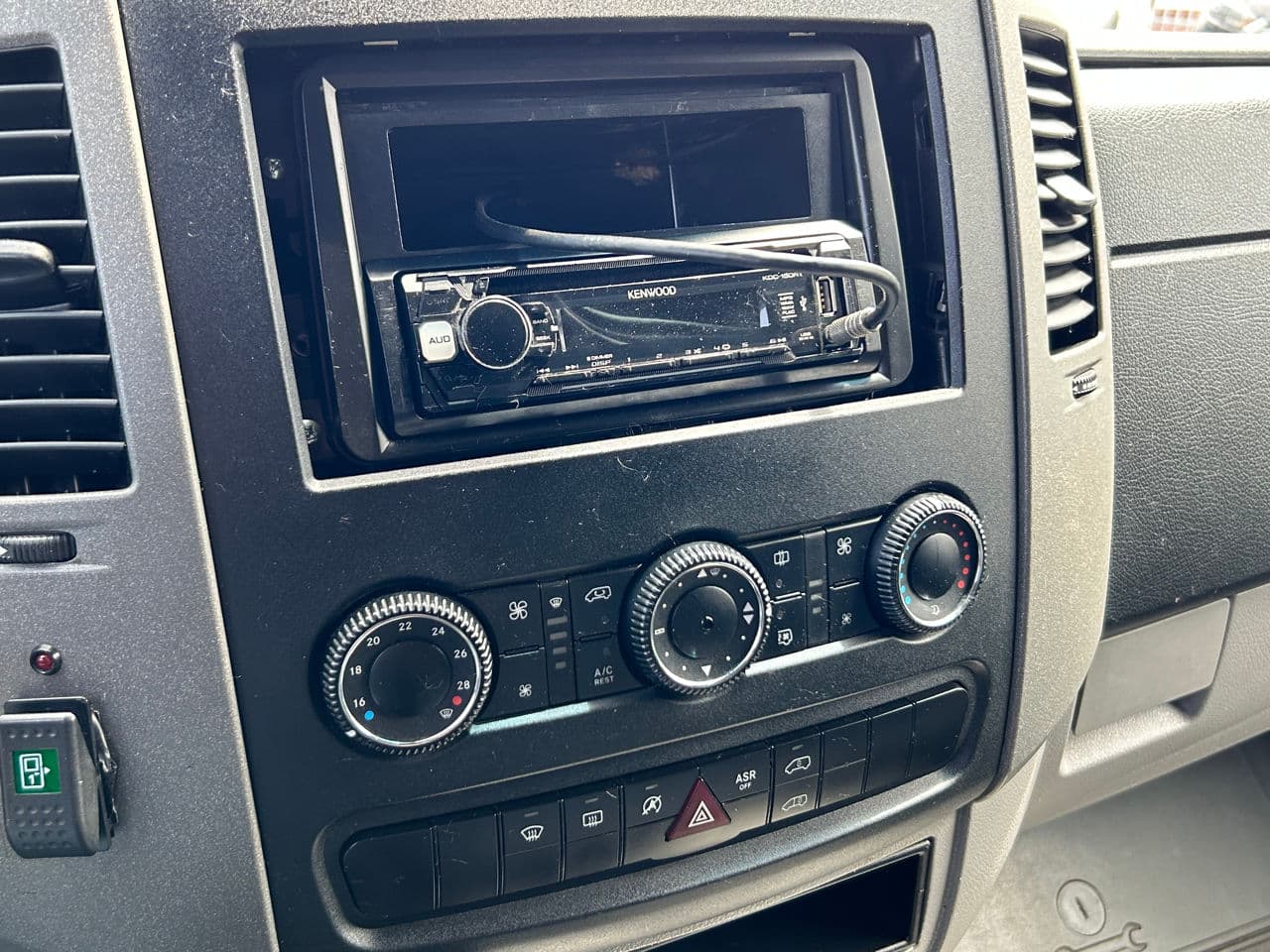Volkswagen Crafter 2012 — Миниатюра 11