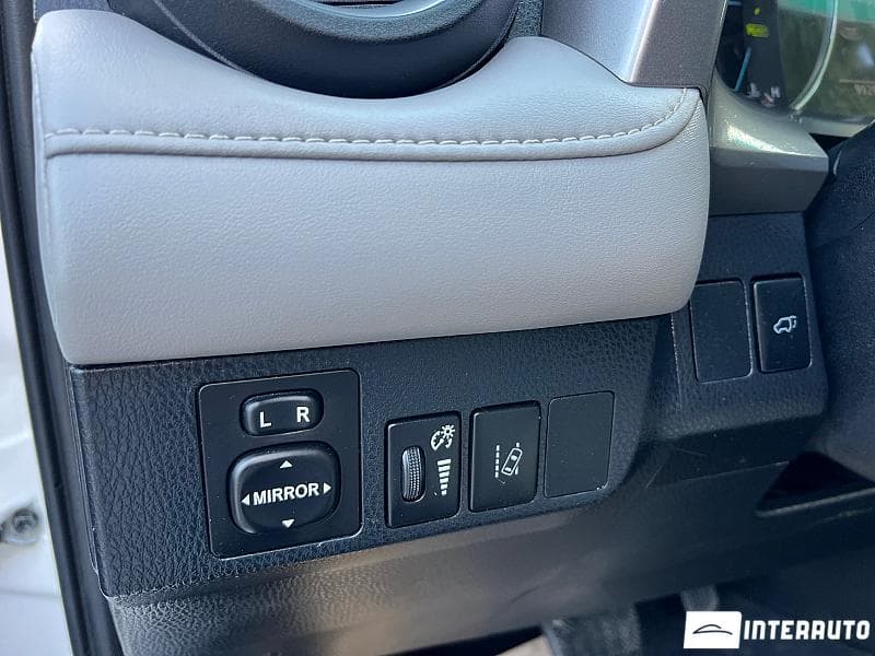Toyota Rav-4 2018 — Миниатюра 9