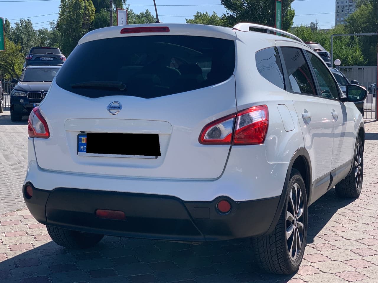 2010 Nissan Qashqai+2 — Miniatură 3
