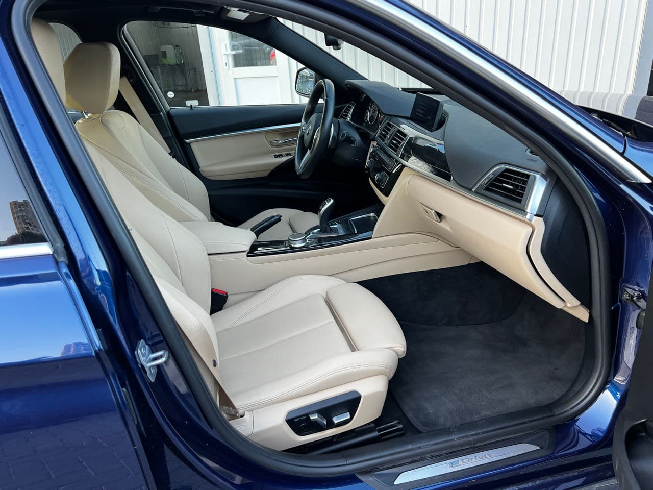 BMW 330E 2018 — Миниатюра 19
